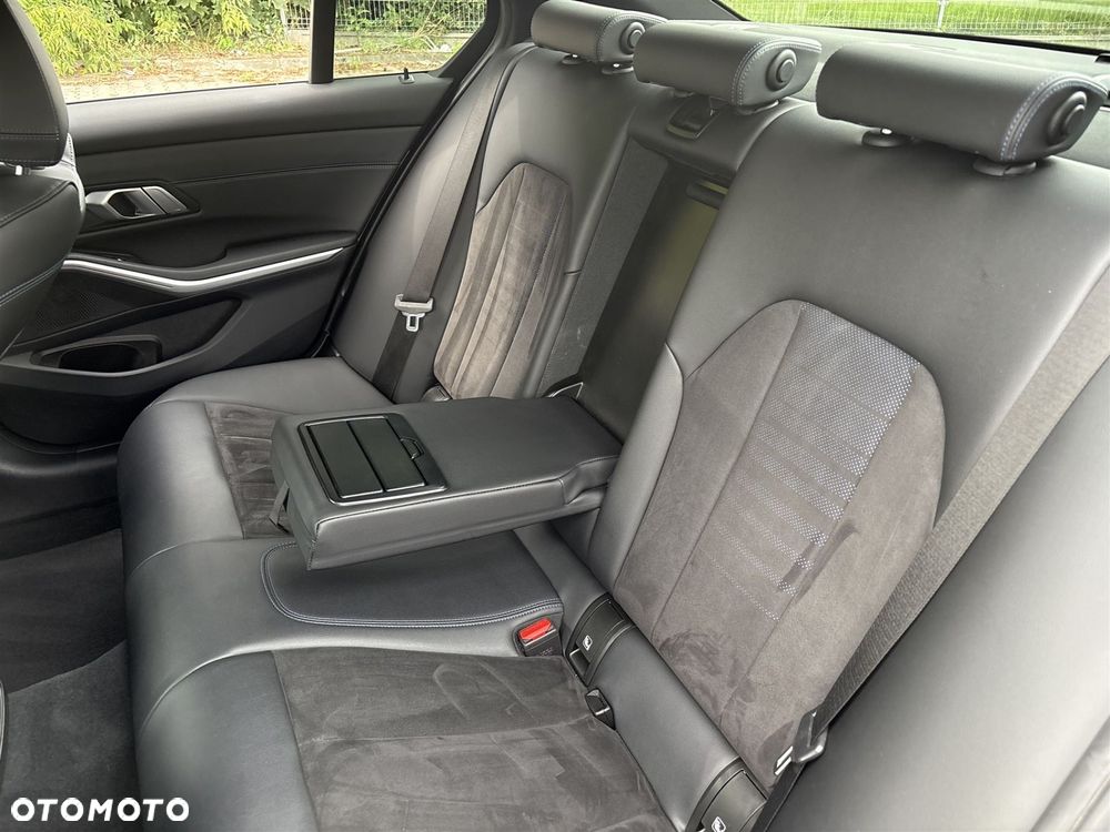 BMW Seria 3 320d xDrive - 12