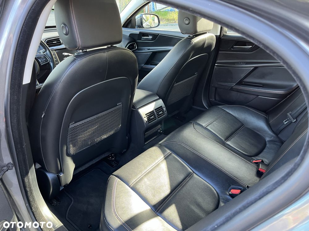 Jaguar XE - 6