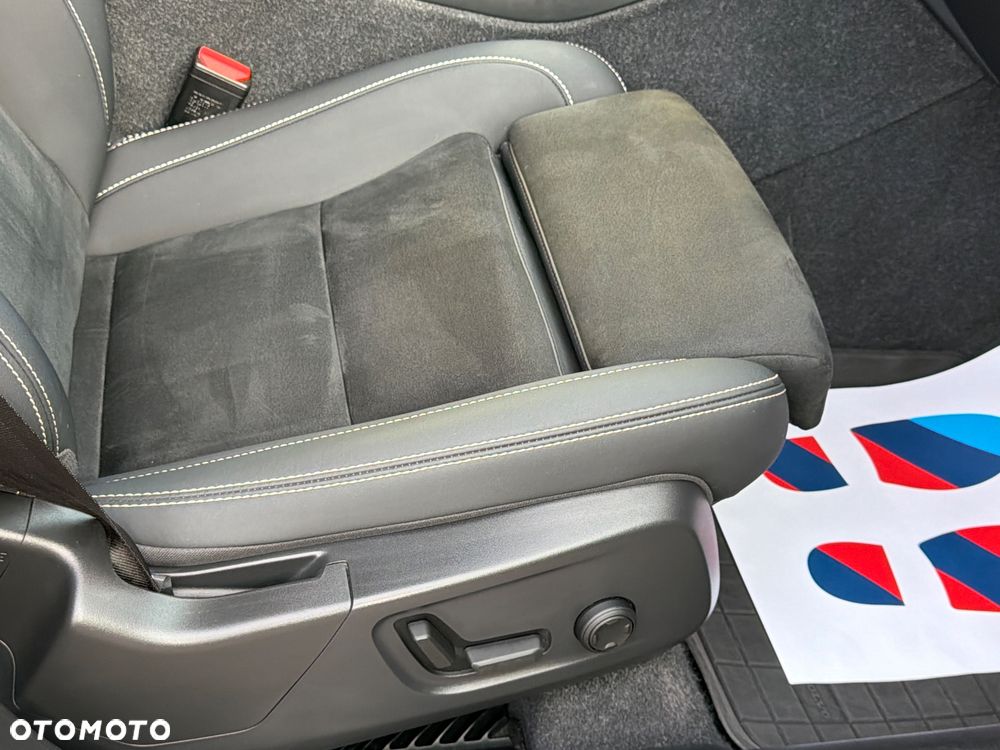 Volvo XC 40 B3 B DKG Ultra Black Edition - 11