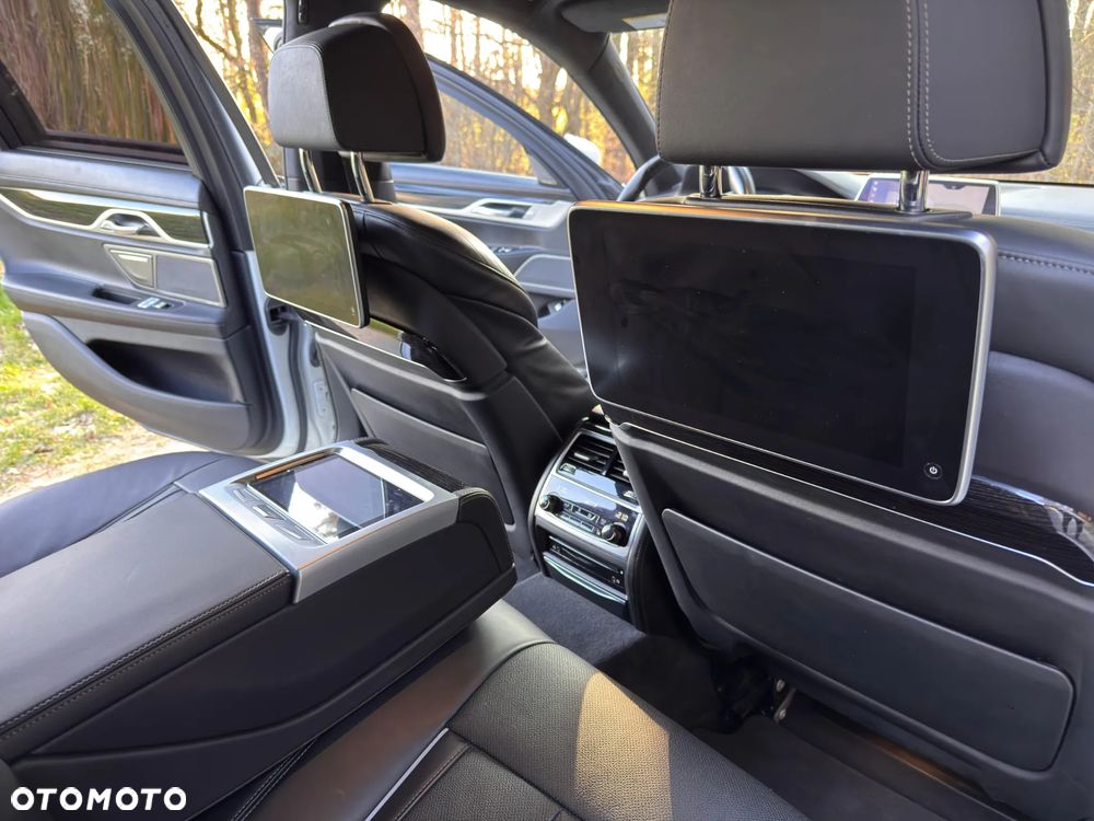 BMW Seria 7 750i xDrive - 24