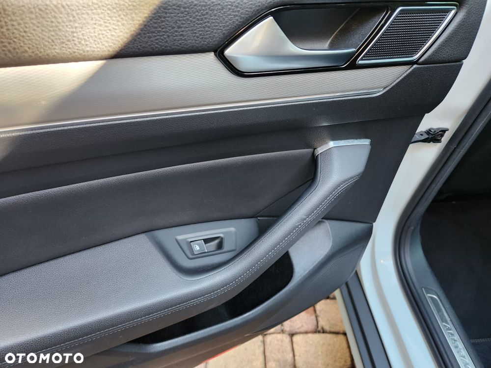 Volkswagen Passat 2.0 TDI SCR DSG 4Motion Business - 23