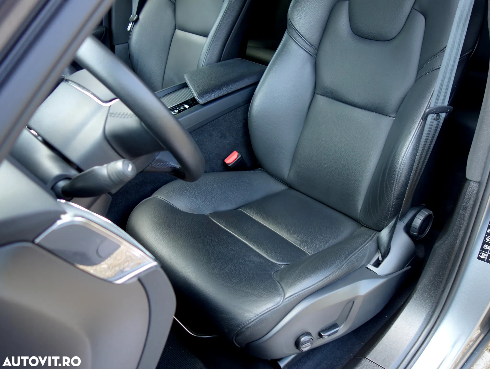 Volvo XC 60 B4 MHEV AT8 FWD Momentum - 14