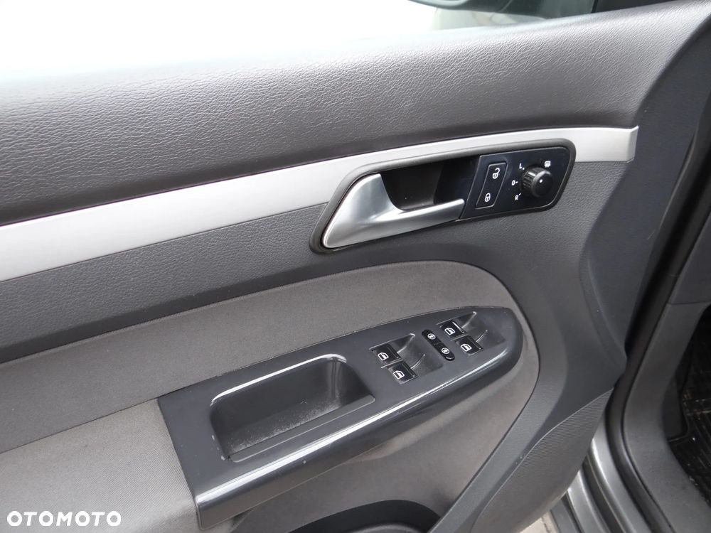 Volkswagen Touran - 12