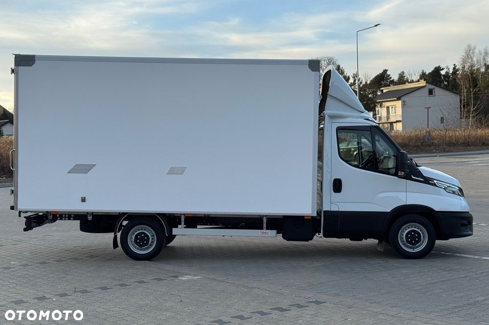 Iveco Daily 2022r‼️35S18‼️ 3.0 HI-MATIC Kontener 9 Palet Niski przebieg ‼️TEMPOMAT Aktywny Full LED Salon Polska Poduszki Pneumatyczne 4.50x2.20x2.20 z tyłu drzwi NAVI 3.5T Bogata Wersja Lekka zabudowa - 10