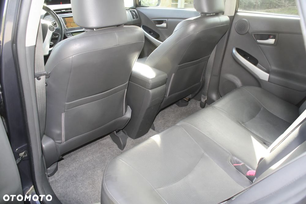 Toyota Prius (Hybrid) Executive - 16