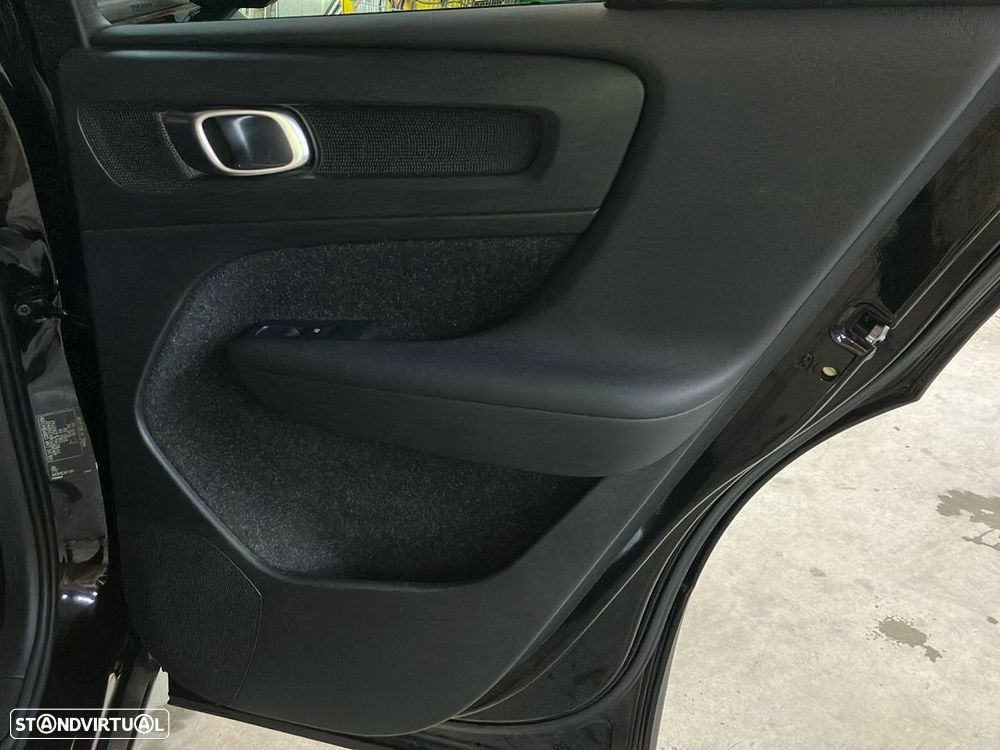 Volvo XC 40 1.5 T3 Momentum Plus - 24