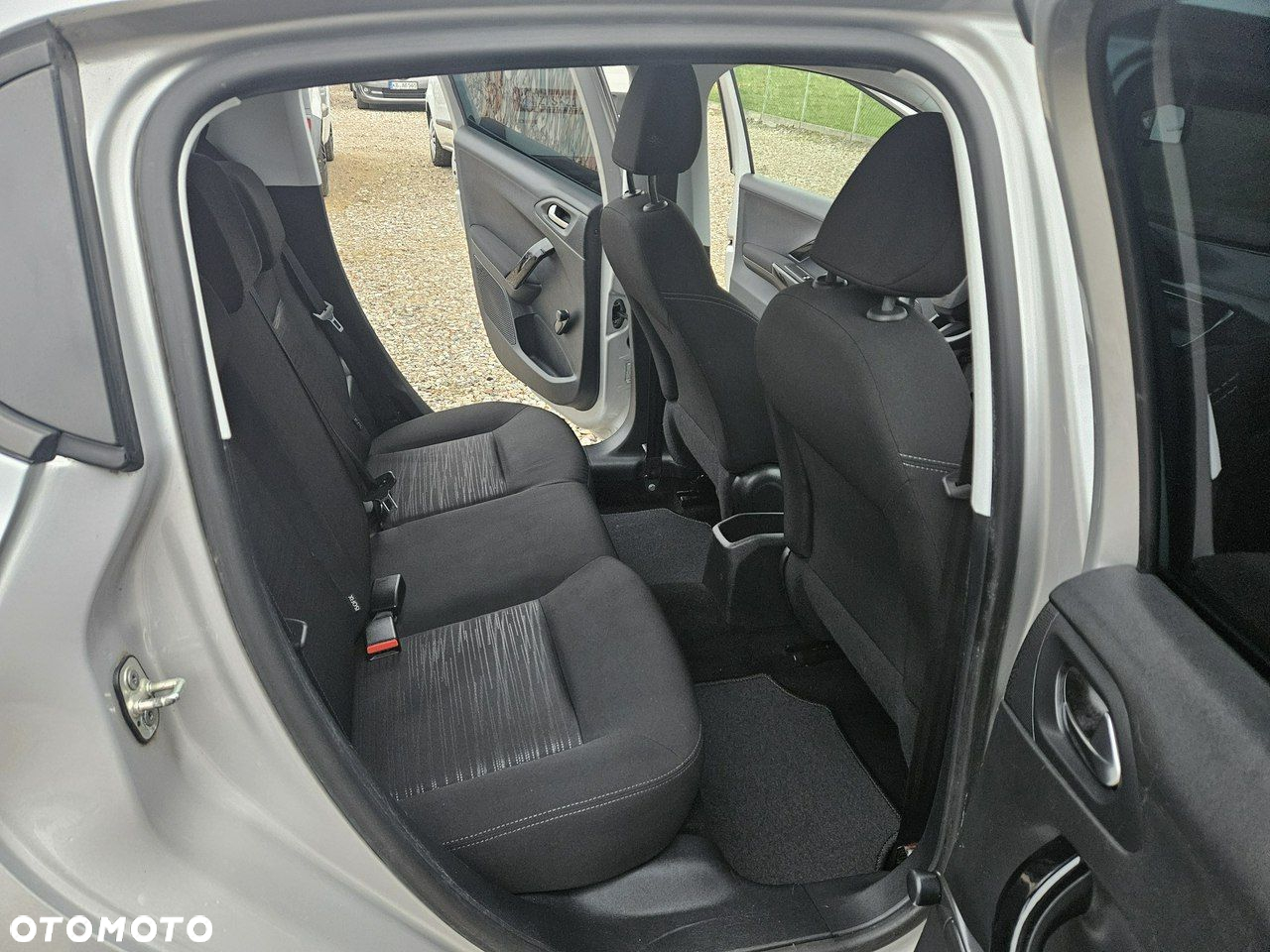 Peugeot 208 - 11