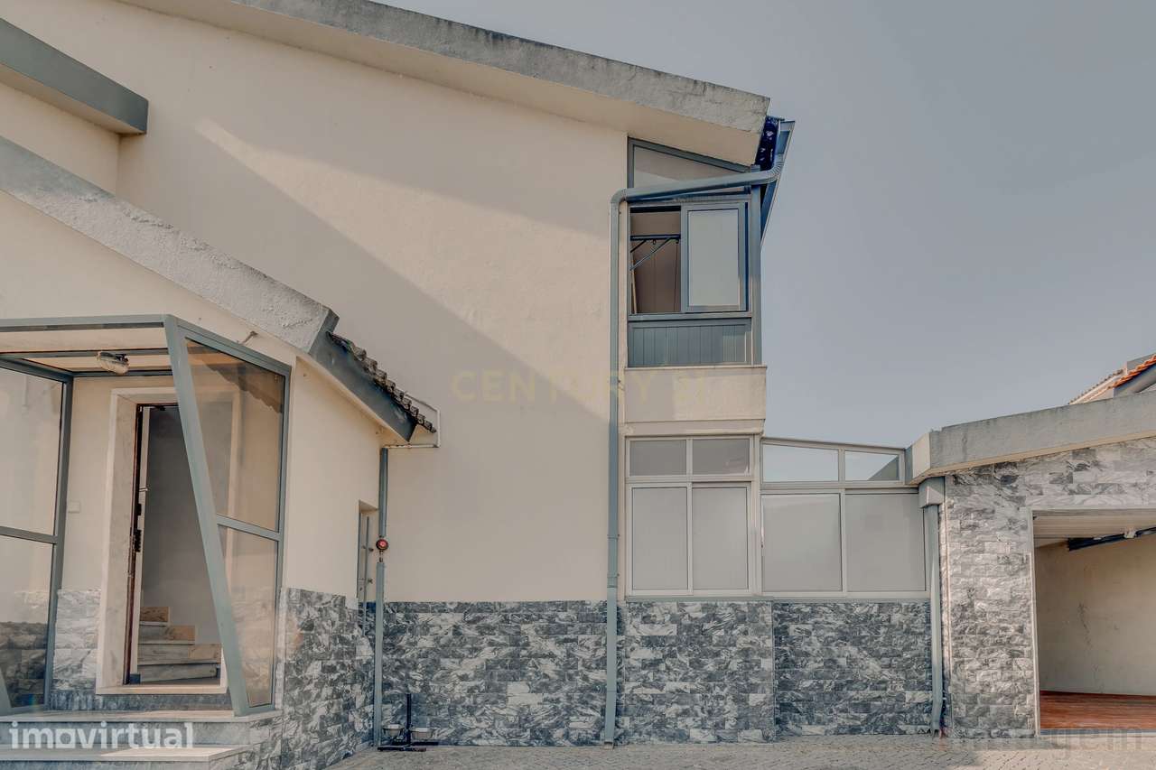 T2+2 Renovado com Sótão, Espaço Exterior e Garagem — Centro de Tires - Grande imagem: 4/26
