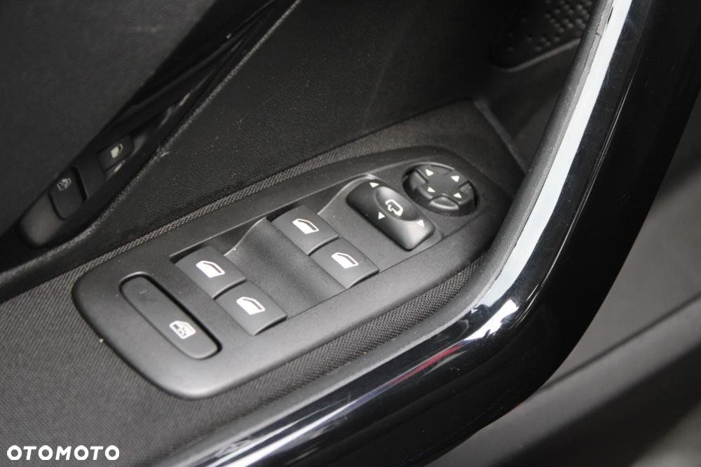 Peugeot 208 - 22