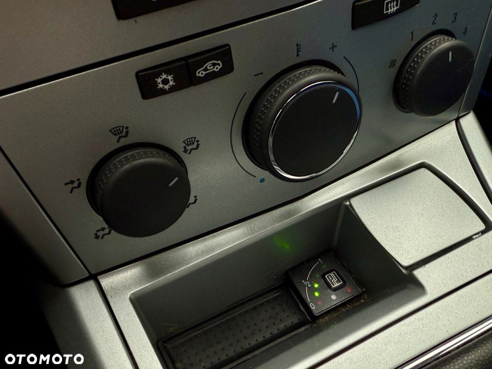 Opel Astra 1.6 Black&White - 9