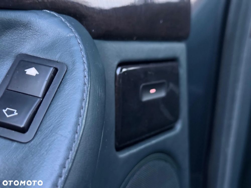 BMW Seria 7 750i - 8