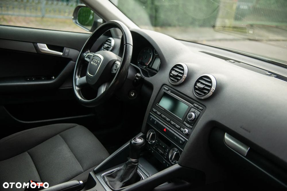 Audi A3 Sportback 1.6 TDI DPF Ambiente - 27