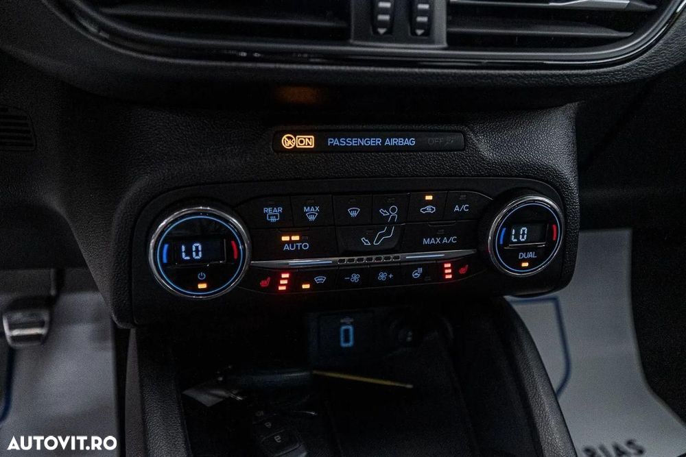 Ford Focus 1.0 EcoBoost 6MT MHEV ST-Line X - 12