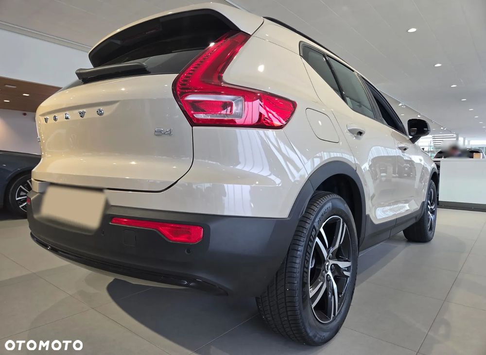 Volvo XC 40 B4 Plus Black Edition - 2