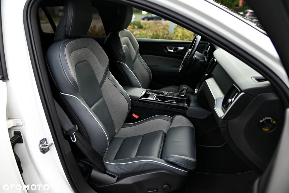 Volvo V60 T8 AWD Recharge Geartronic RDesign - 26