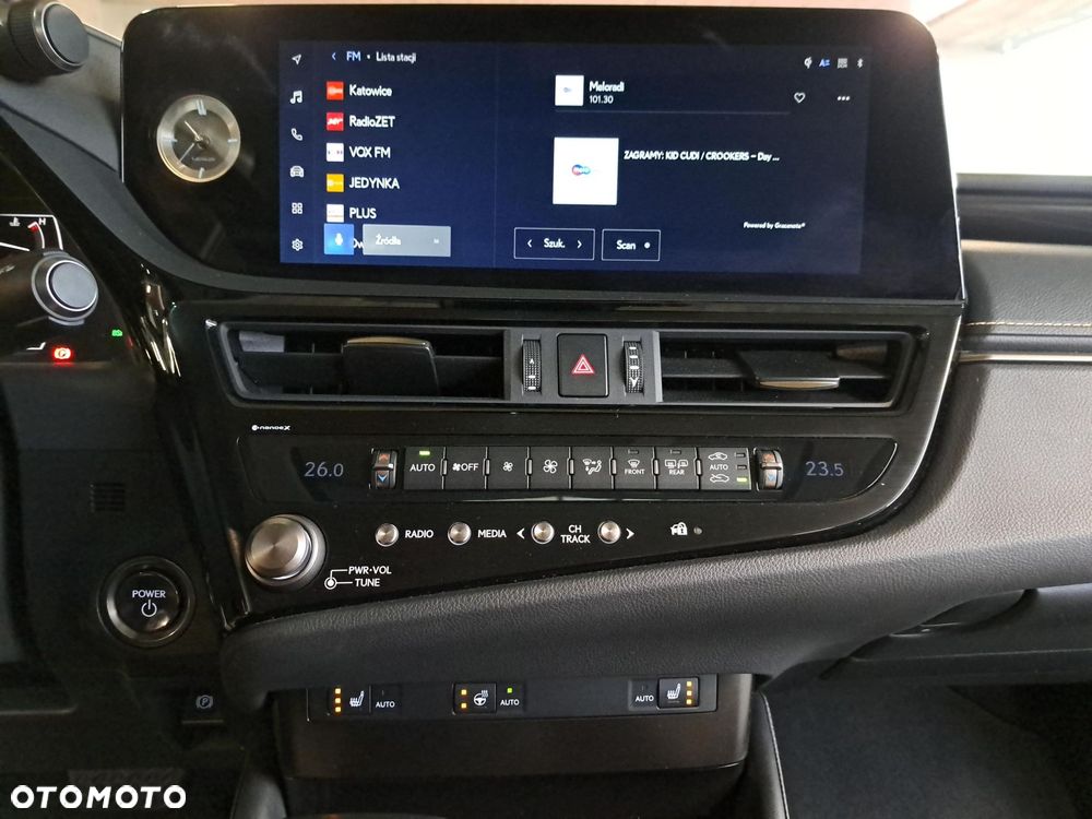 Lexus ES 300h F Sport Design - 17