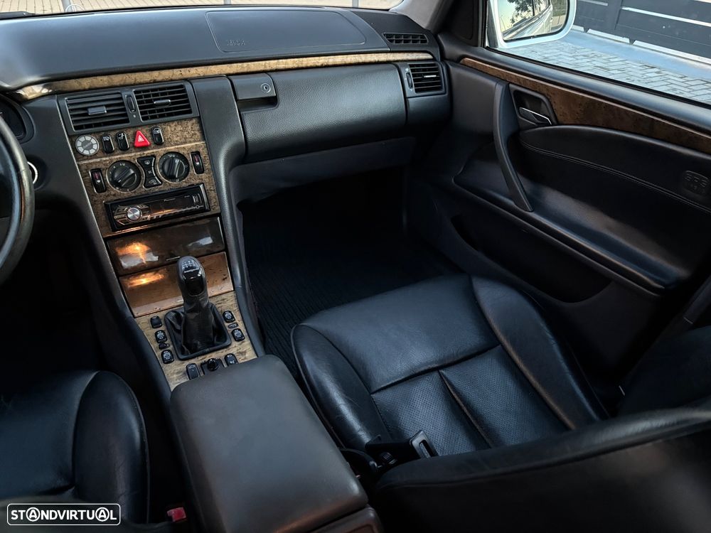 Mercedes-Benz E 240 Classic - 24