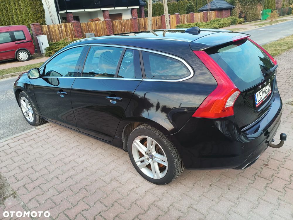 Volvo V60 D6 AWD Plug-in Hybrid R-Design Momentum - 4