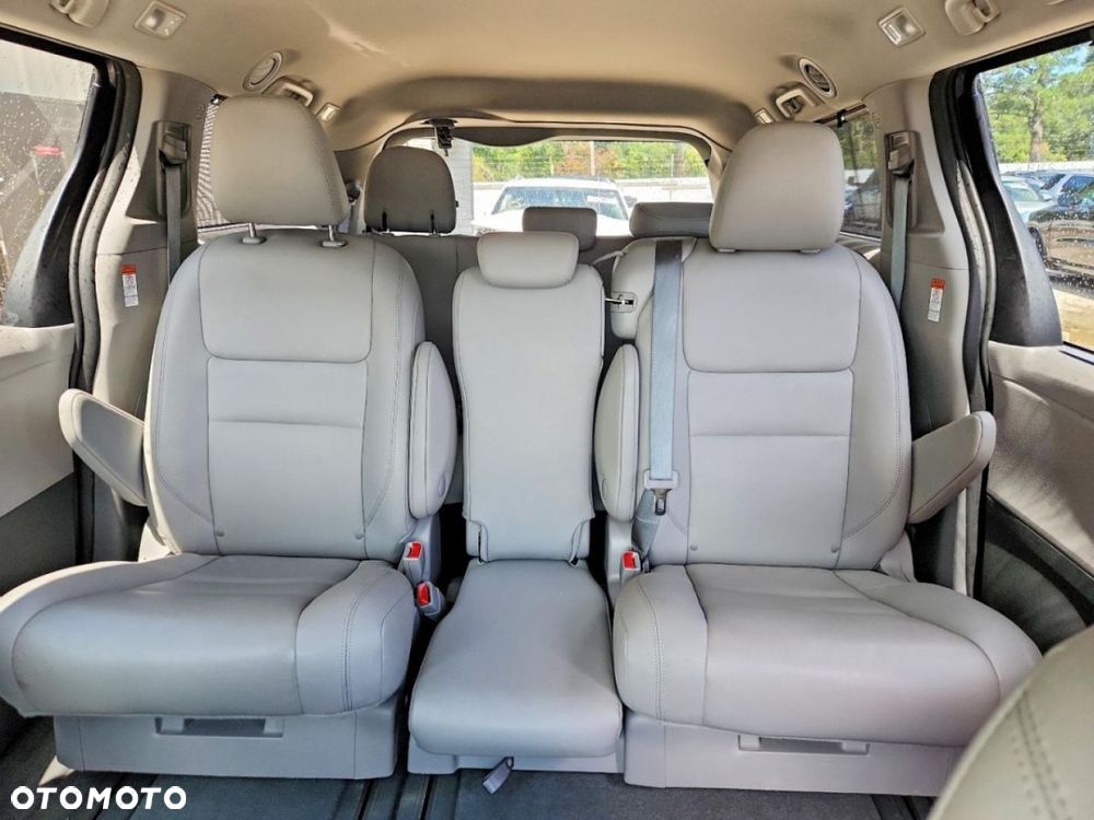 Toyota Sienna - 7