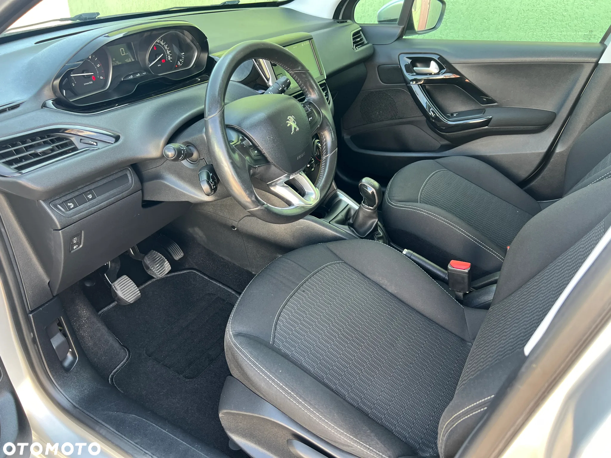 Peugeot 208 - 12