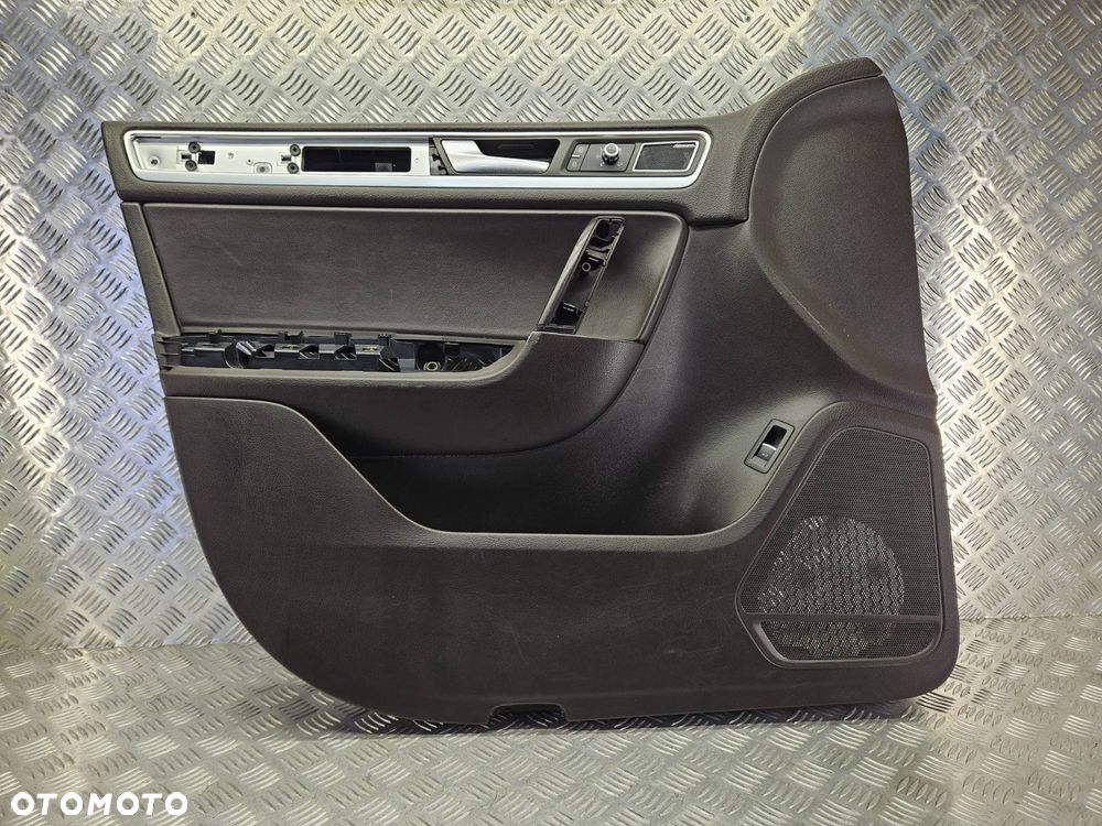 VW TOUAREG II 7P 10-18R TAPICERKA BOCZEK DRZWI BRĄZOWA PRZÓD LEWA 7P1867011