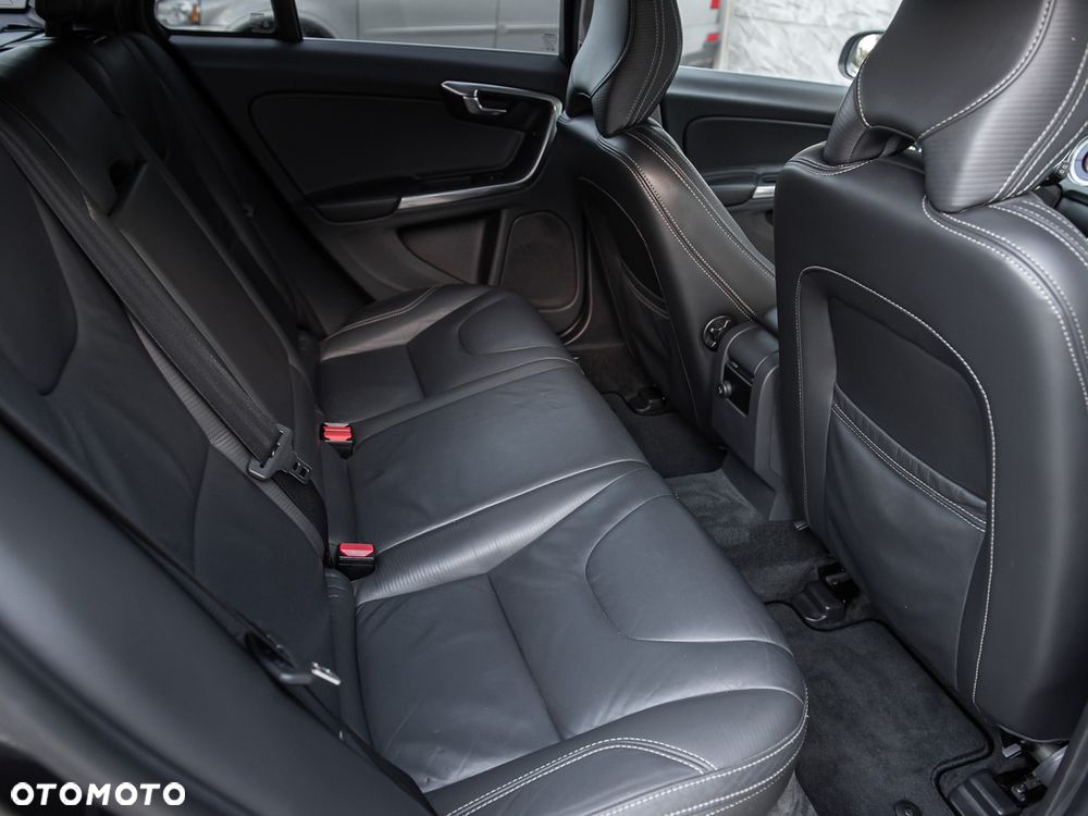 Volvo V60 T6 AWD R-Design - 32