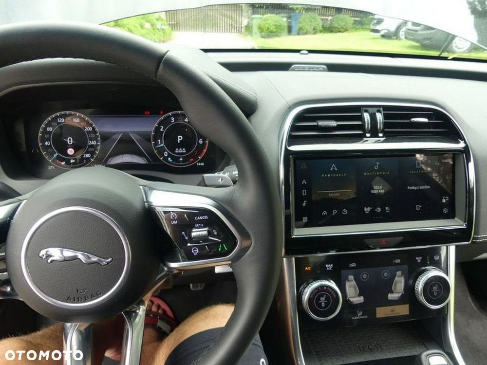 Jaguar XE 2.0 T AWD R-Sport - 11