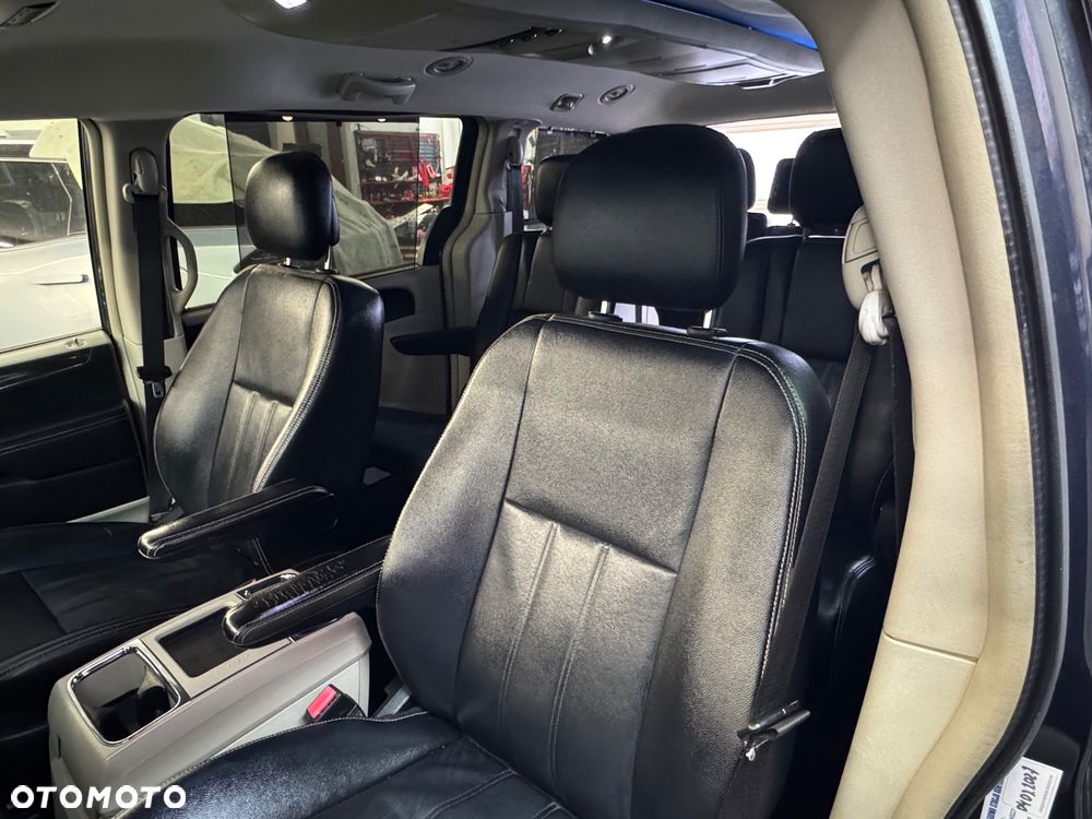 Chrysler Town & Country 3.6 Limited - 13