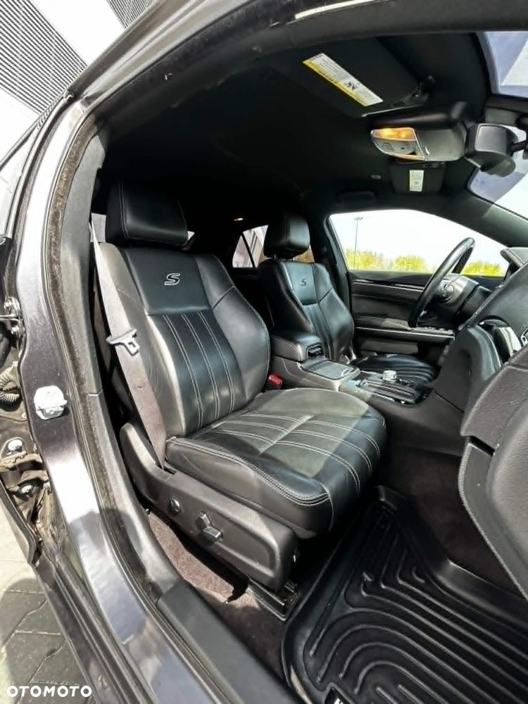 Chrysler 300s - 17