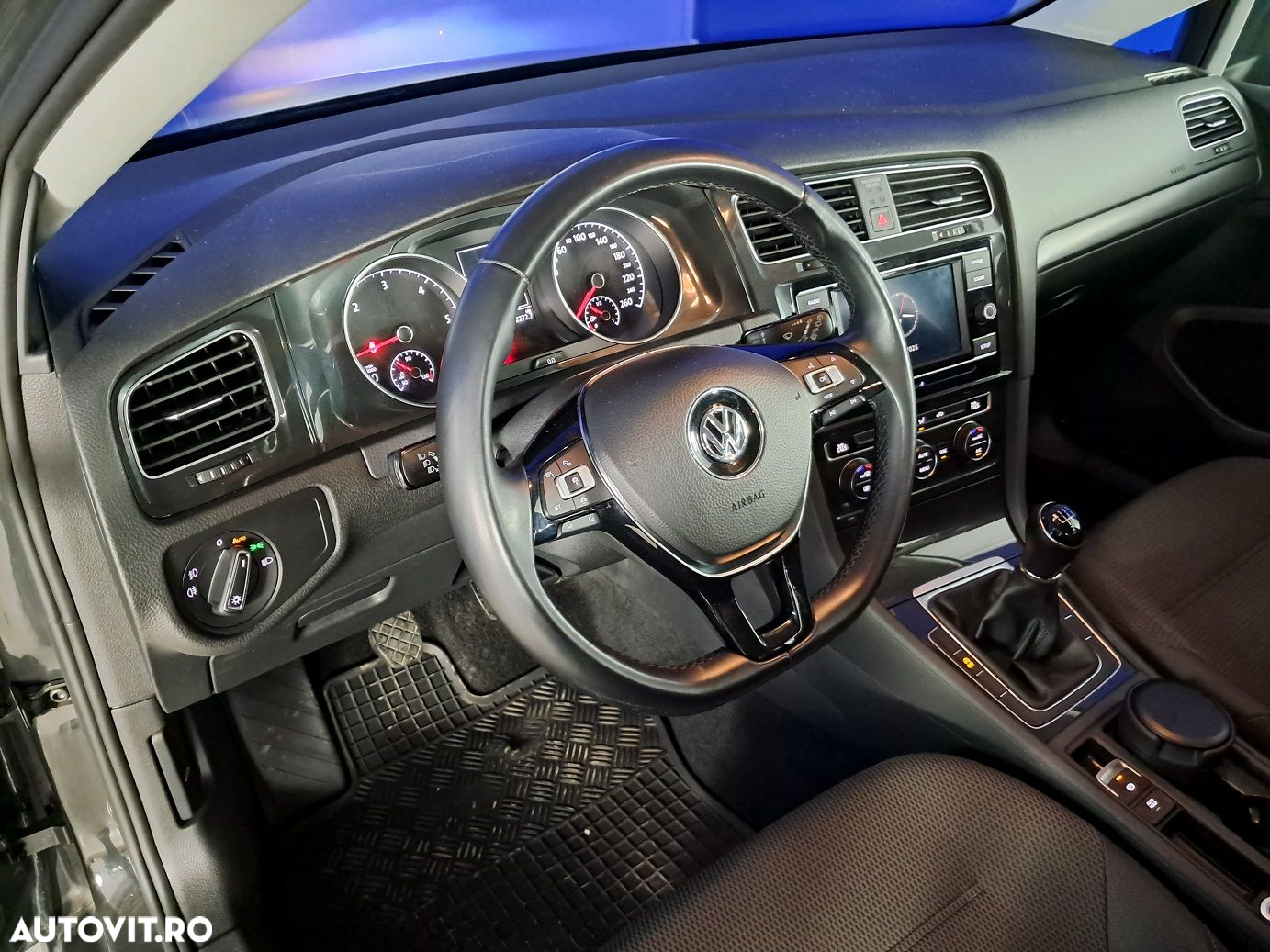 Volkswagen Golf - 10