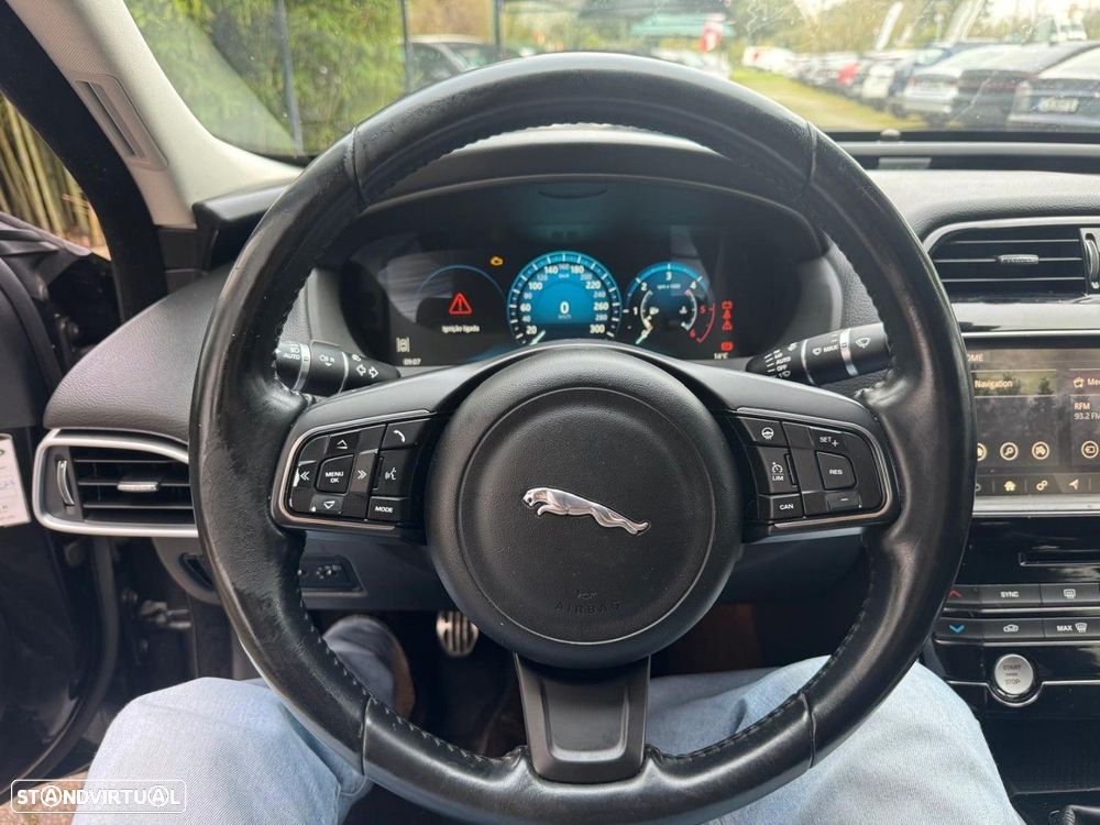 Jaguar XE E-Performance Pure - 18