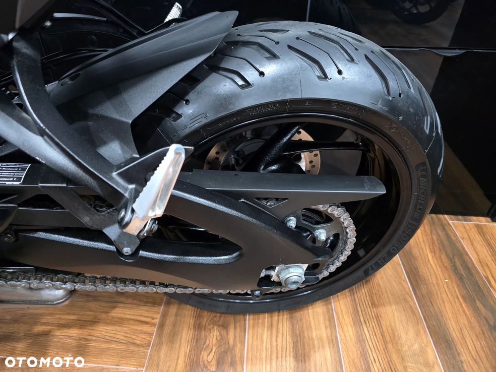Suzuki GSX - 27