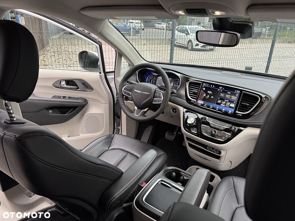Chrysler Pacifica - 17