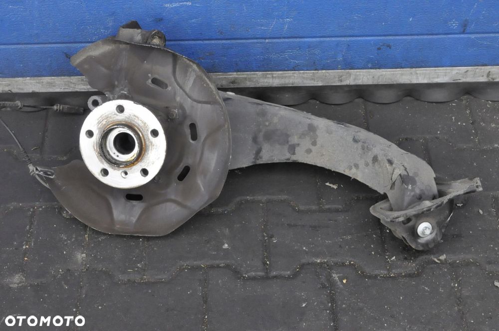 BMW X1 F48 2.0 D WAHACZ LEWY TYŁ TYLNY + PIASTA - 1