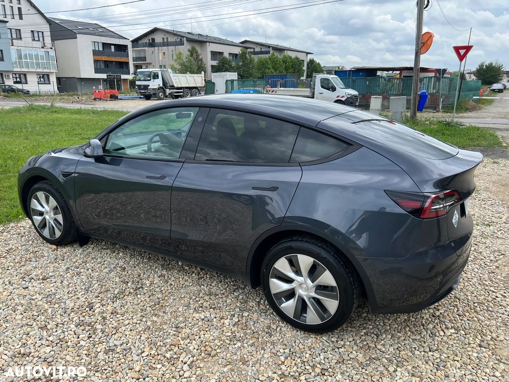Tesla Model Y - 11
