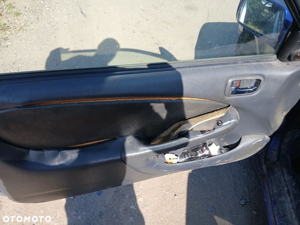 toyota corolla E11 lift 8L5 HB fotel fotele kanapa deska kokpit podsufitka boczek boczki klamka - 3