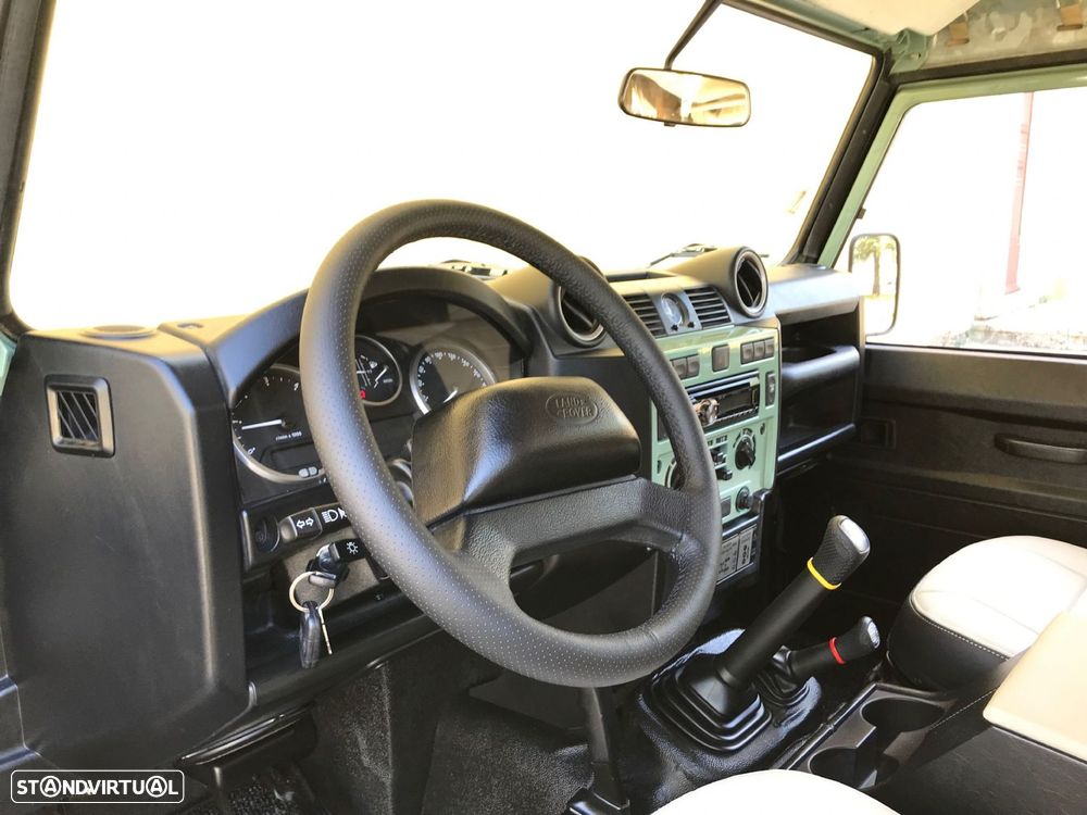Land Rover Defender - 37
