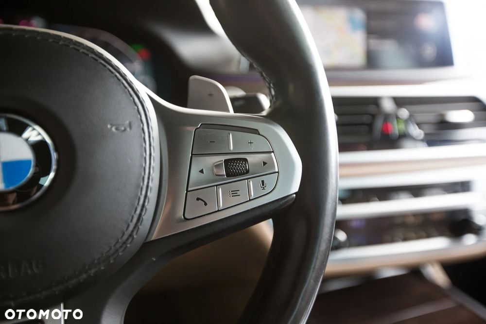 BMW Seria 7 745e sport - 29