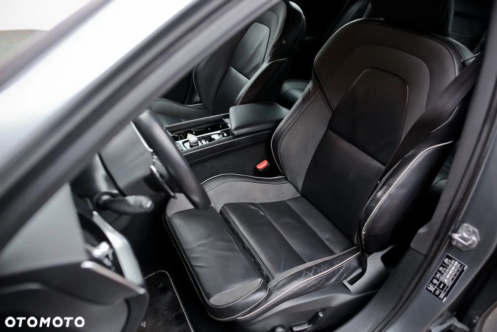 Volvo V60 D4 Geartronic R-Design - 19