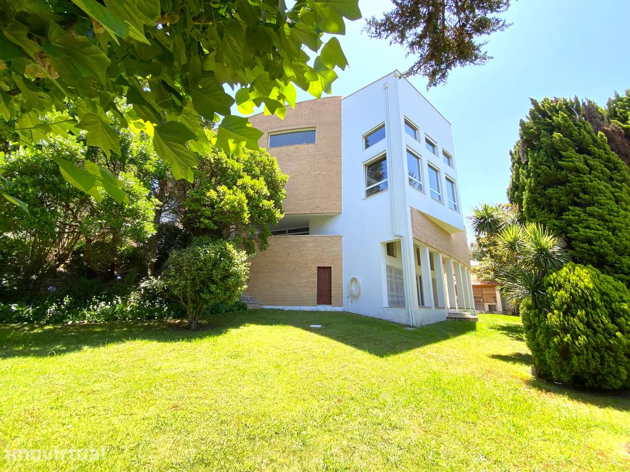 Moradia T5 com Jardim em Localização Privilegiada - Grande imagem: 2/51