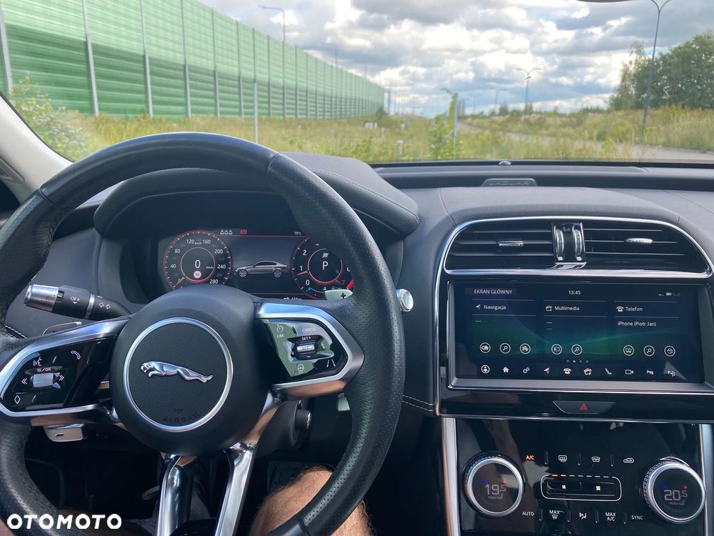 Jaguar XE 2.0 P250 R-Dynamic SE - 13