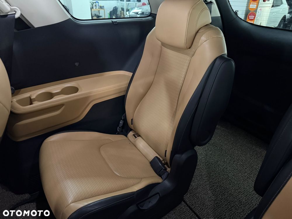Kia Carnival - 12
