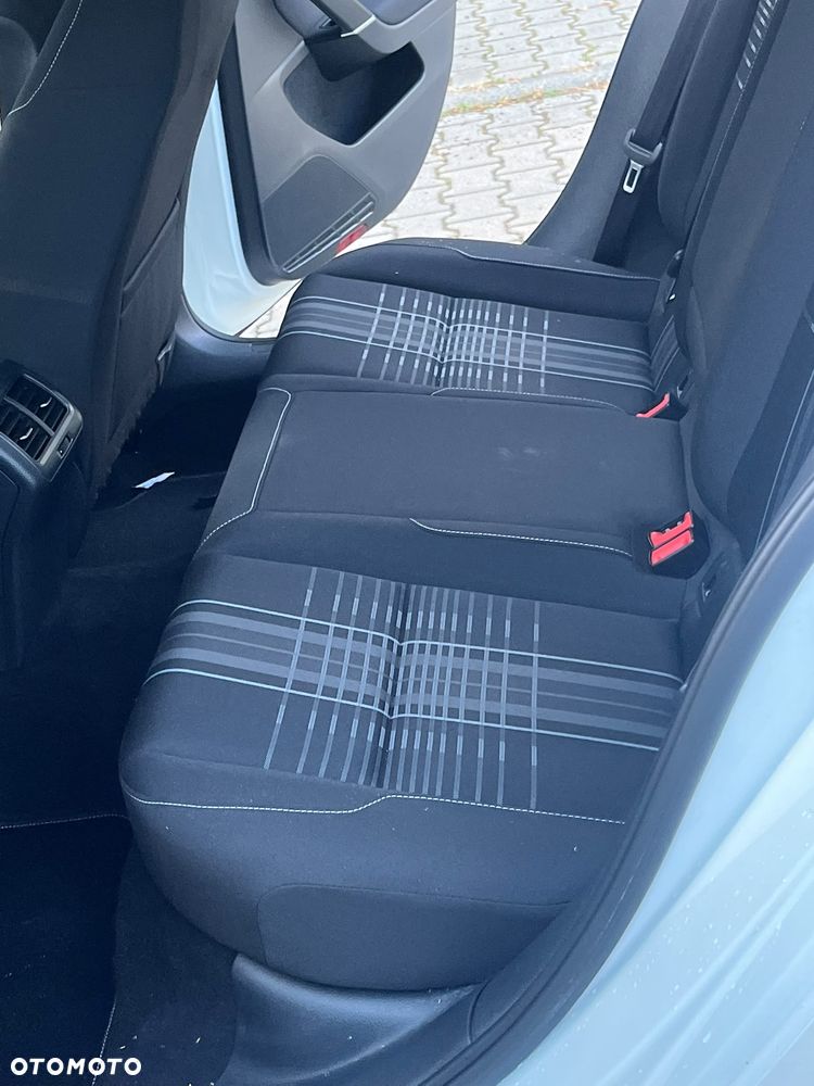 Volkswagen Golf 1.6 TDI DPF Highline - 26
