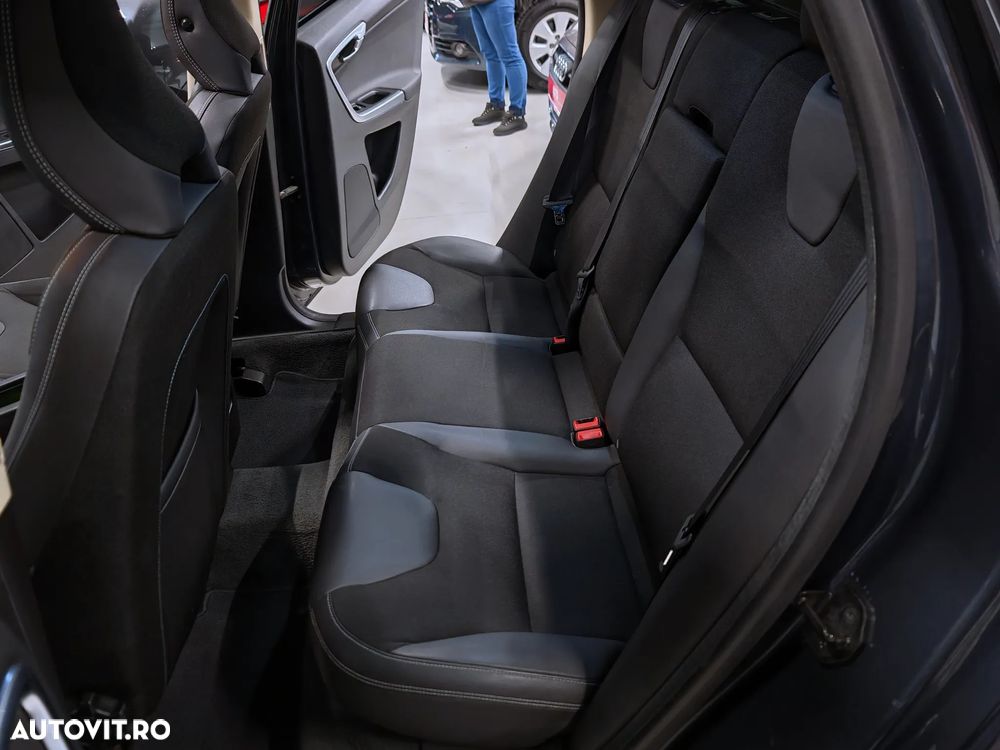 Volvo XC 60 2.4D AWD Aut. Momentum - 28