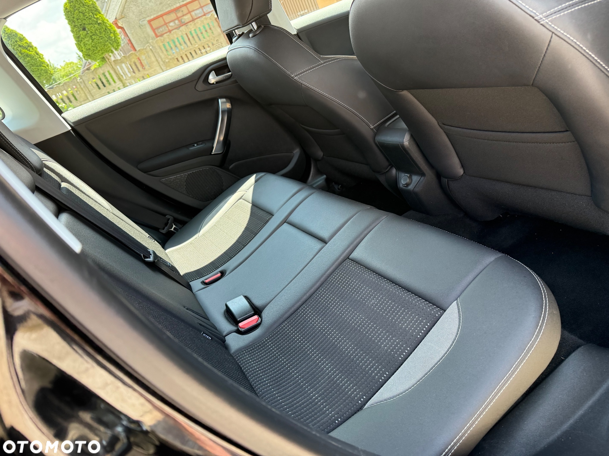Peugeot 2008 1.2 Pure Tech Allure S&S - 11