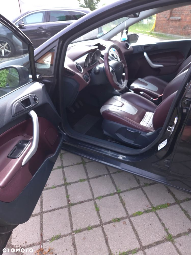 Ford Fiesta 1.6 TDCi DPF Ghia - 9