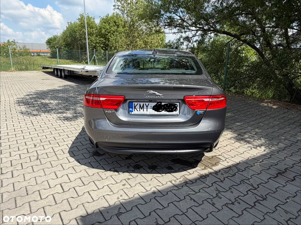 Jaguar XE 2.0 D Portfolio - 14