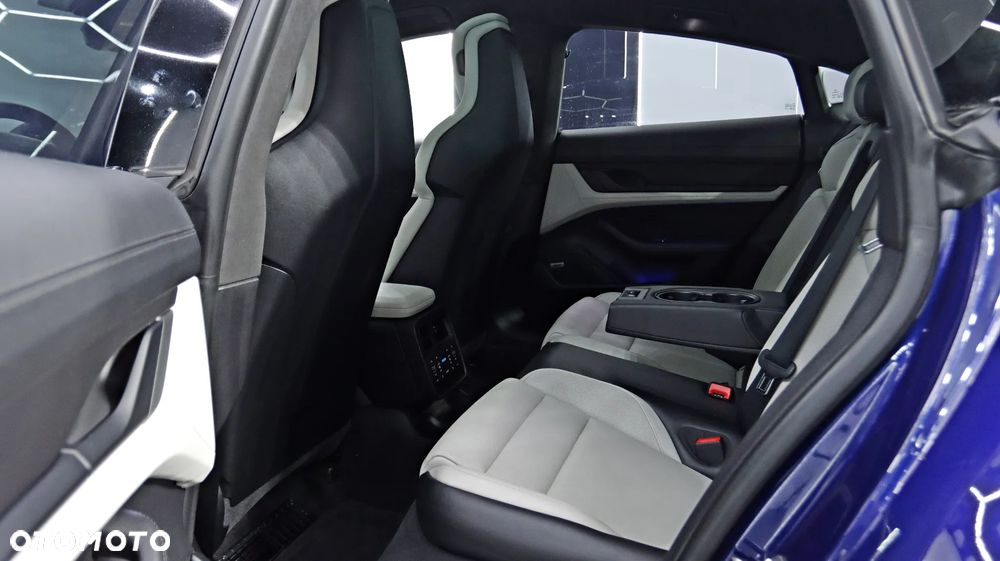 Porsche Taycan Turbo Sport Turismo - 19