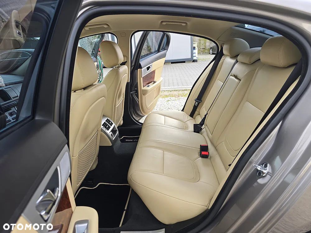 Jaguar XF 2.2 D Premium Luxury - 18