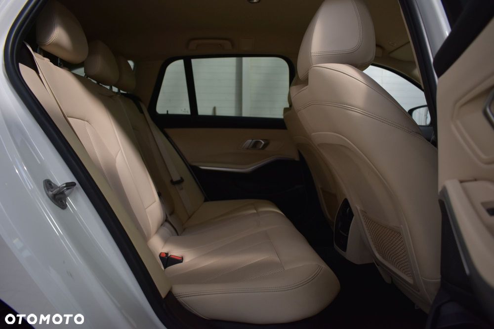 BMW Seria 3 320e Luxury Line - 29